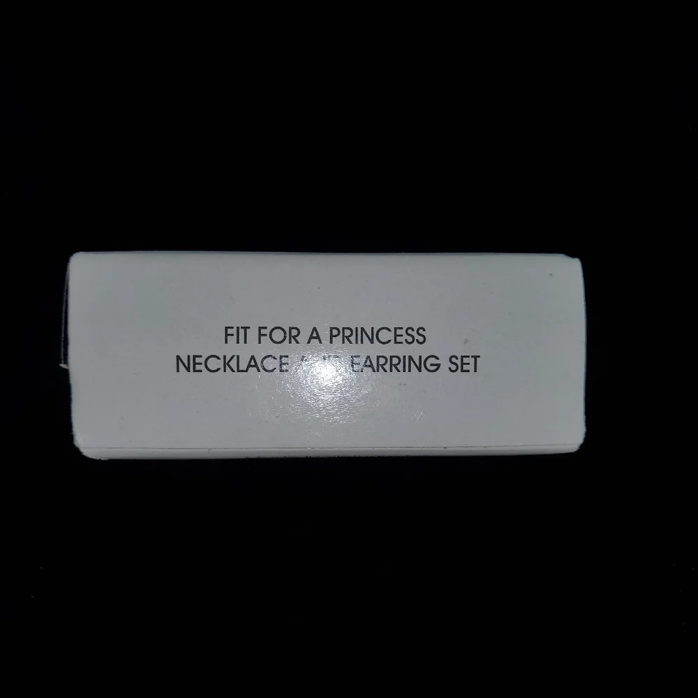 AVON Fit for a princess necklace and earrings set. - Picture 6 of 6